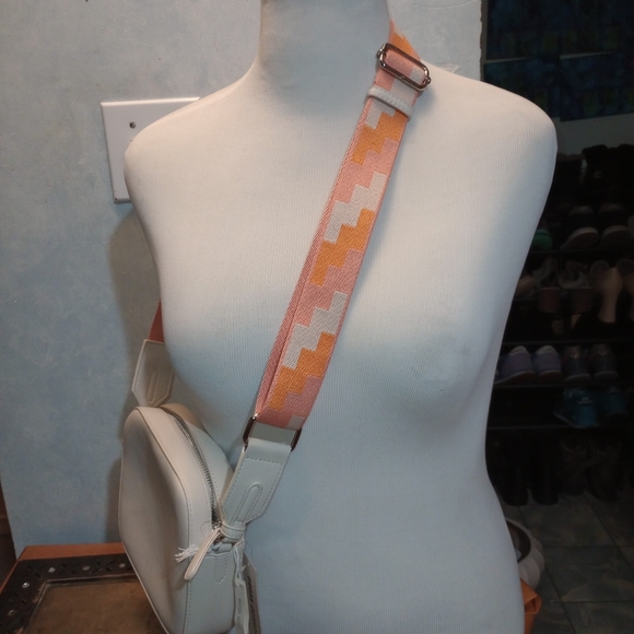 Coach wristlet and urban outfitters bag!! - Picture 8 of 12